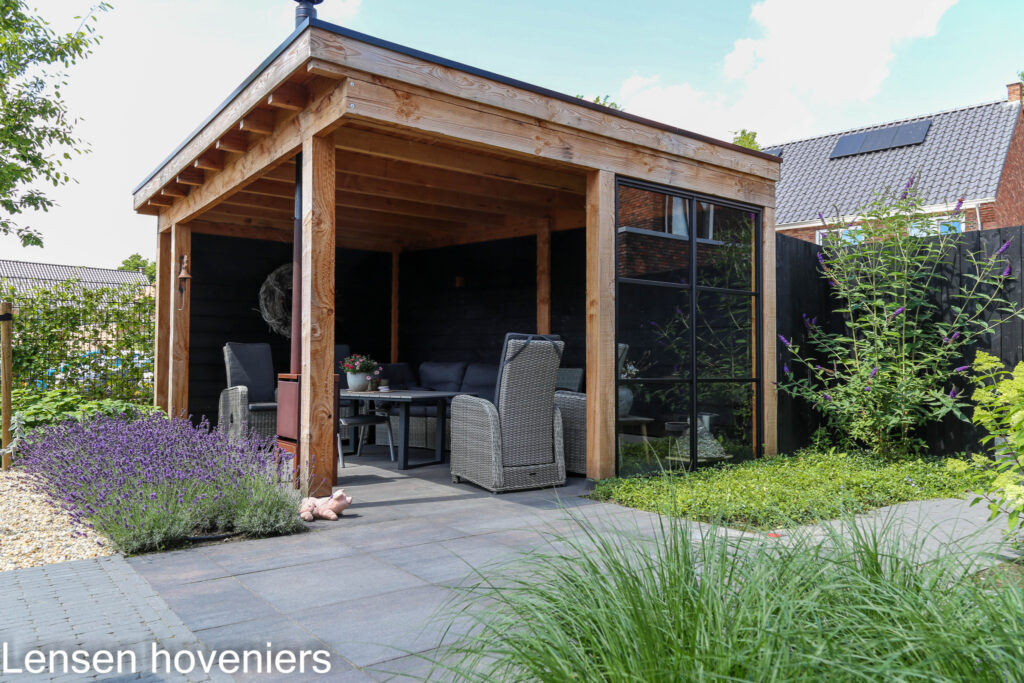 Houten overkapping met loungehoek en lavendel