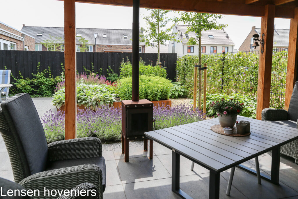 Houten overkapping met eettafel in een nieuwbouwtuin