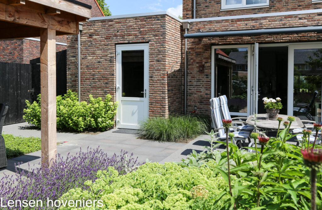Lavendel en vaste planten langs het terras bij de achtergevel