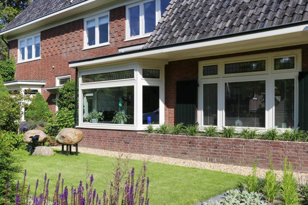 Voortuin met salie en stenen schapen voor de woning