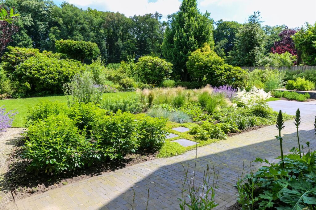 Klinkerpad langs borders met vaste planten