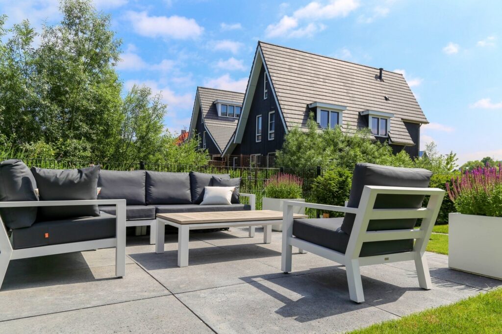 Loungeset op het terras met plantenbak
