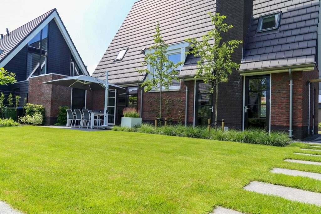 Gazon met stapstenen bij een nieuwbouwwoning in Arnhem-Elden