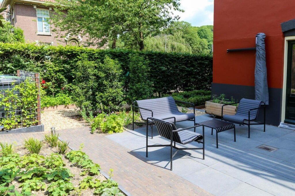 Terras met loungestoelen in een stadstuin in Arnhem