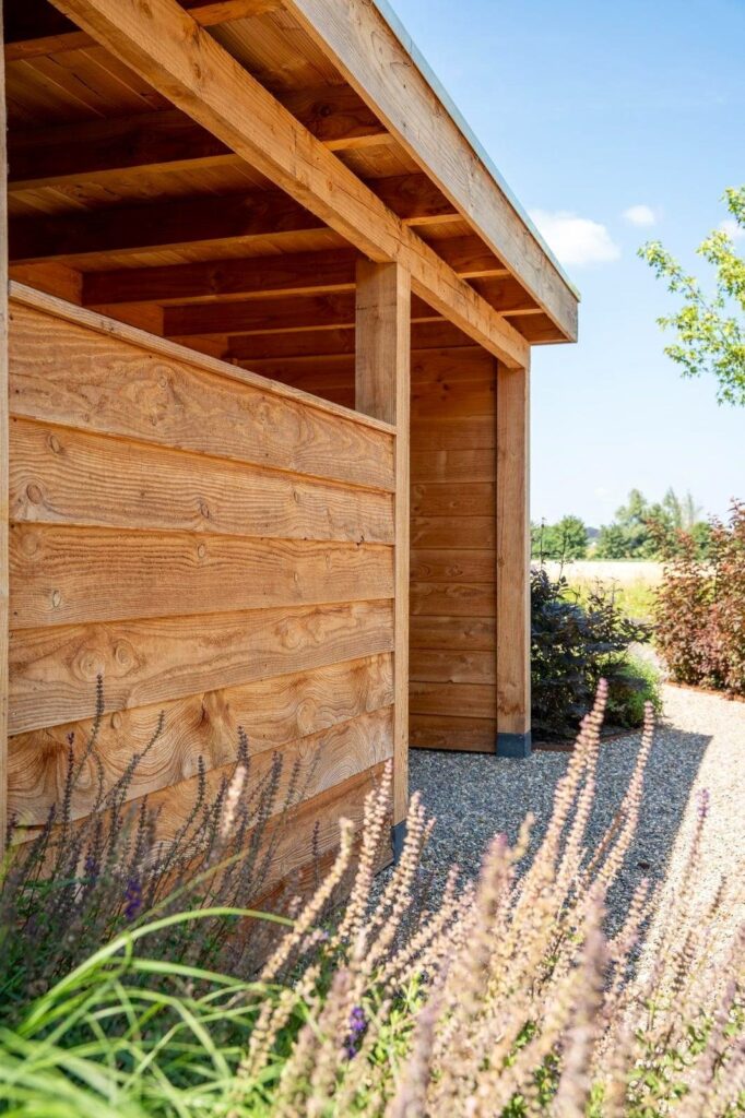 Houten tuinhuis in een nieuwbouwtuin