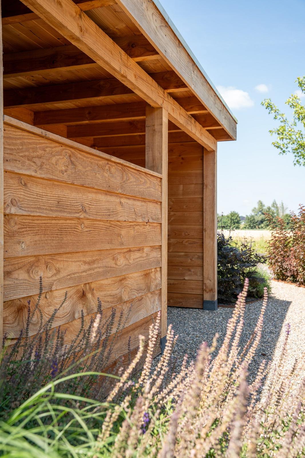 Houten tuinhuis in een nieuwbouwtuin