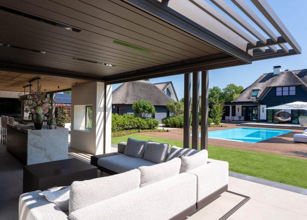 Veranda met loungebank en uitzicht op het zwembad