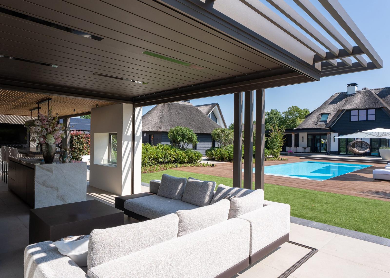 Veranda met loungebank en uitzicht op het zwembad