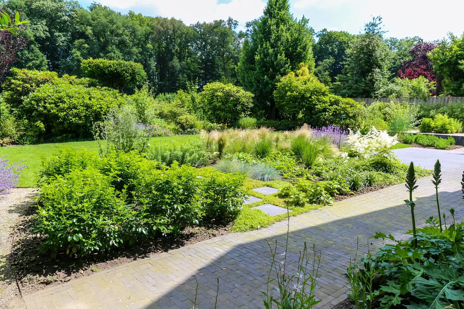 Klinkerpad langs borders met vaste planten
