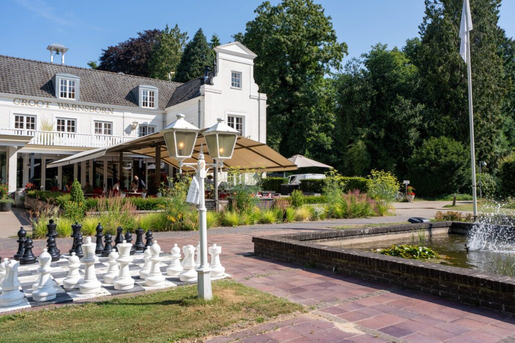 Onderhouden tuin en terras bij een hotel